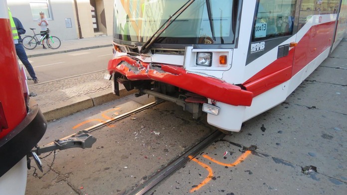 V Brně se srazily tramvaje. Zraněná žena zemřela v nemocnici