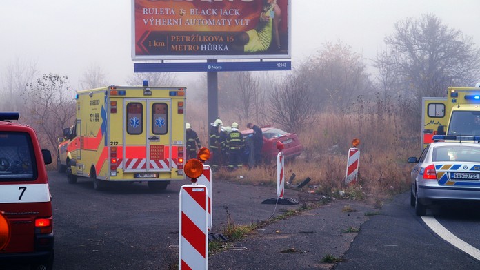 Opilec stál v mlze uprostřed cesty, přejela ho řidička