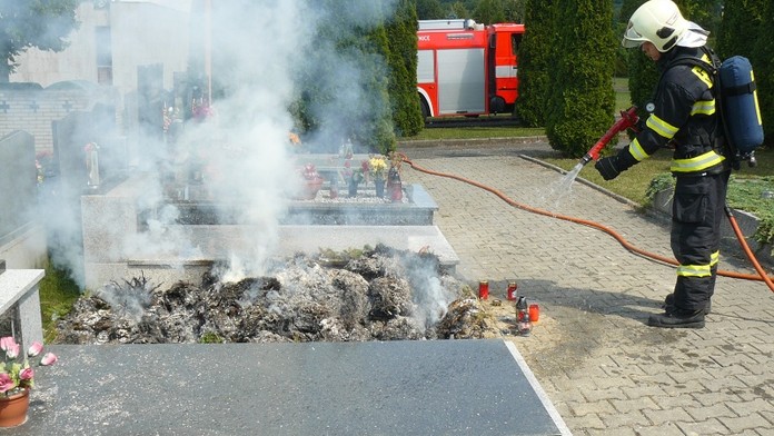 VZKAZ Z HŮRY? V Kopřivnici na hřbitově hořel hrob, zasahovat museli hasiči!