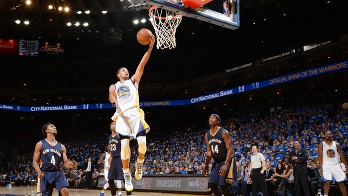 Curry v premiéře zářil, nastřílel 40 bodů. Na NBA dorazil i Obama