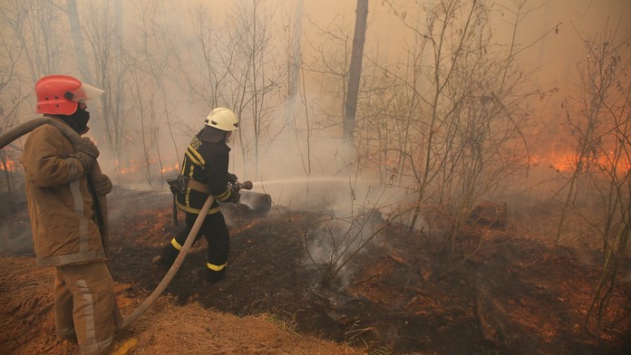 V okolí Černobylu opět hoří. Uhašení plamenů komplikuje silný vítr