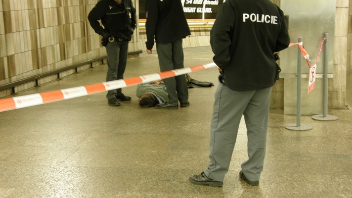 Inženýr zkopal policistu a zlomil mu nos! Kvůli kouření na nádraží