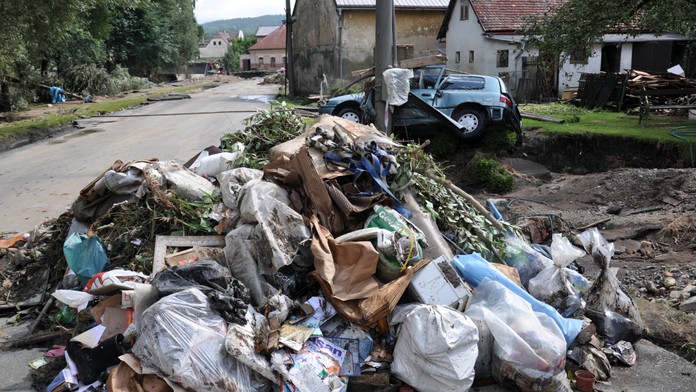 Stařenka hromadila odpadky tak dlouho, až probořily strop a zabily ji!