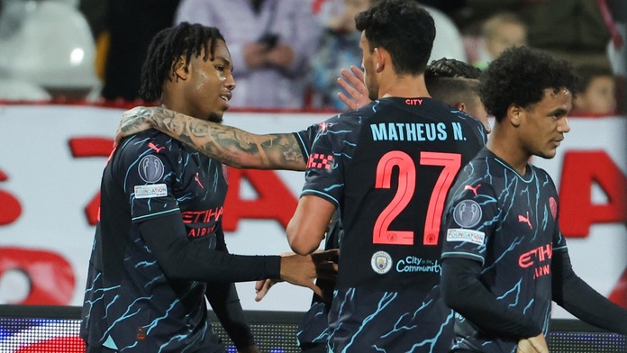 Micah Hamilton slaví gól se svými spoluhráči z Manchesteru City
