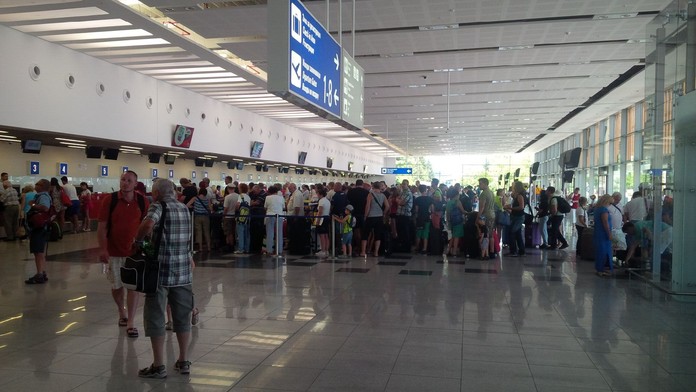 Chaos na světových letištích: Lidé čekali na odbavení i hodiny