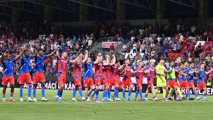 Plzeňští fotbalisté během pozápasové děkovačky s fanoušky