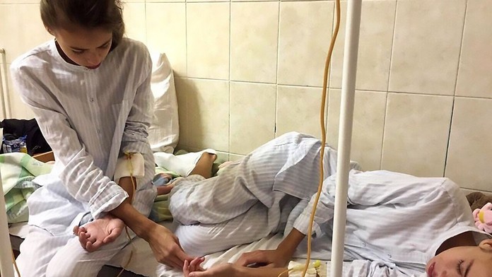 Sestry (15) jsou na pokraji smrti. Řekli jim, aby ještě zhubly