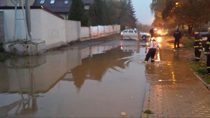 V Kladně praskl vodovod! Desítky tisíc lidí jsou na suchu!