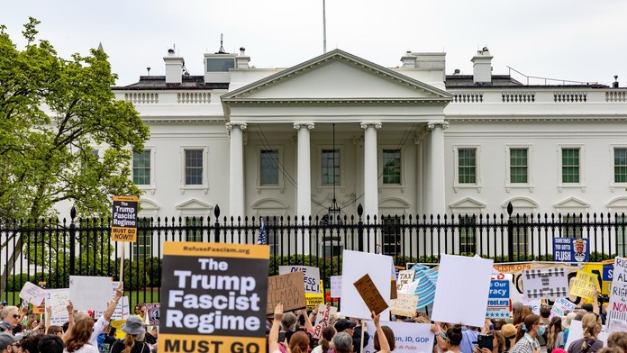 Tisíce lidí protestovaly v USA proti politice Trumpovy administrativy