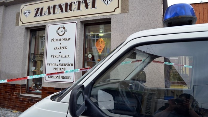Policisté se chlubili dopadením lupičů, během toho někdo vykradl zlatnictví!