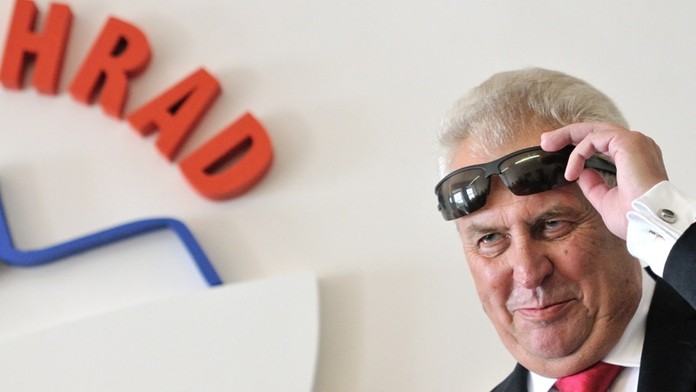 Fischer stále vede prezidentský průzkum, Zeman se na něj dotahuje