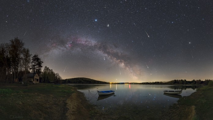 Astronomický snímek dne je z Česka! Podívejte se na Lyridy nad Šečskou přehradou