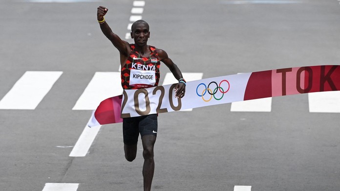 Fenomén Kipchoge stále vládne! Legendární vytrvalec vyhrál maraton