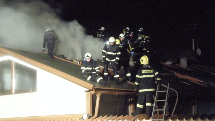 HRŮZNÉ PROBUZENÍ: Truhlárnu zřejmě zapálil BLESK