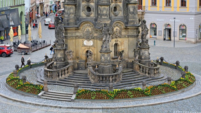 Olomouc dala na morový sloup záhony, lidé se bouří! FOTO + ANKETA