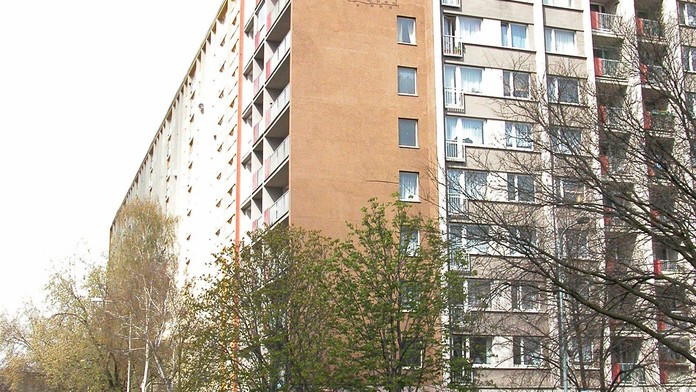 Matka zamkla dceru v bytě, ta se pokusila z 5. patra sešplhat po záclonách