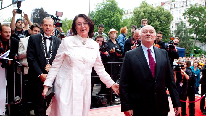 Vladimír pracuje ve slévárně, jeho žena Miroslava Němcová šéfovala Sněmovně
