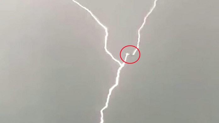 Letadlo přistávalo v bouřce, během vteřiny ho zasáhly tři blesky! VIDEO
