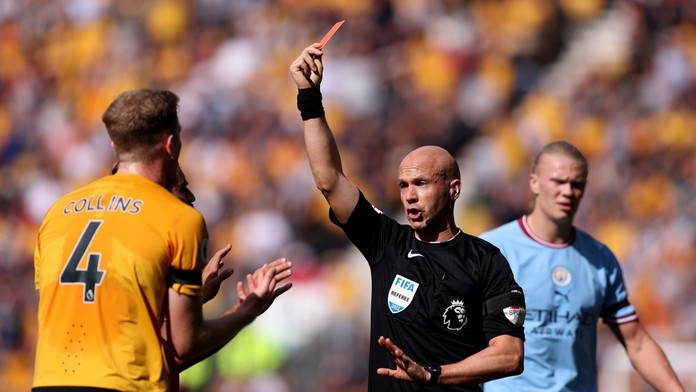 Drsný faul v Premier League. Bek Wolves zastavil hvězdu City kung-fu kopem