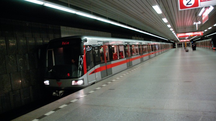 VELKÁ ANKETA dopravního podniku: Má být v metru poslední vagon pro nezadané?
