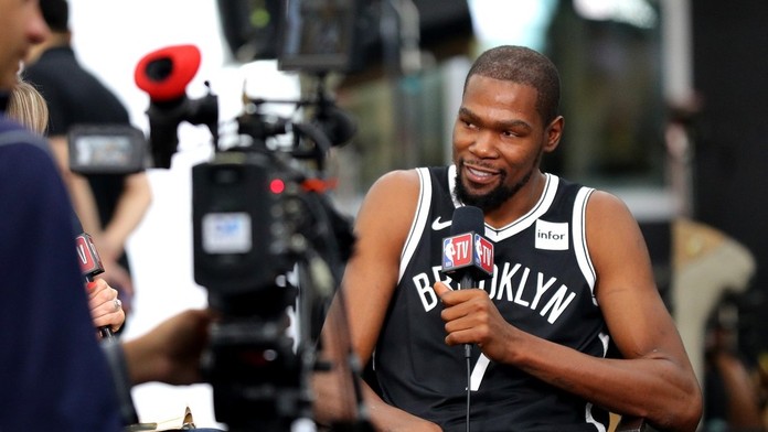 Durant překonal koronavirus a u konzole pomůže v boji s nákazou
