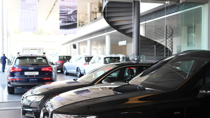 Rodiče vzali do prodejny tříleté dítě. Na luxusní auta kreslilo kamínkem