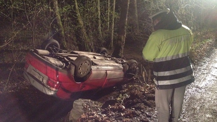 ZÁHADA: K převrácenému autu v potoce se nikdo nehlásil