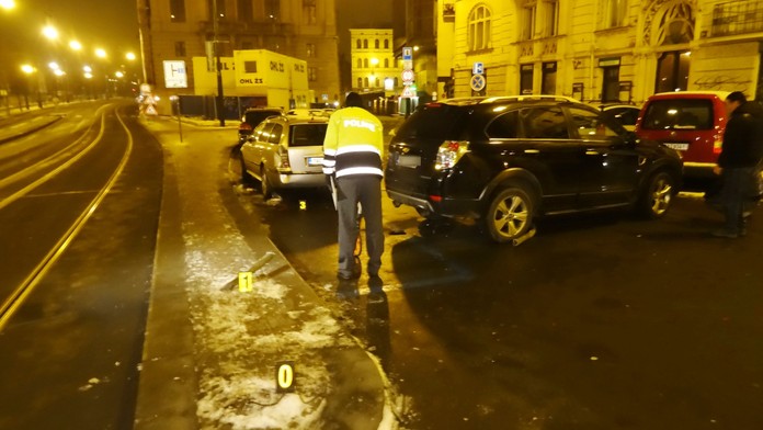 Auto ve smyku smetlo tři sestry, jsou těžce zraněné