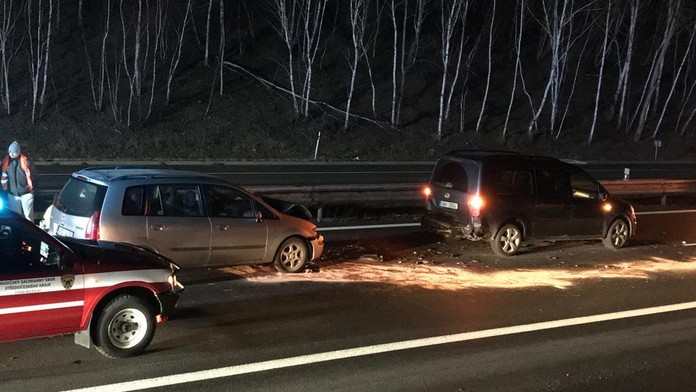 Na dálnici D10 se srazilo deset aut. V místě se tvořily dlouhé kolony