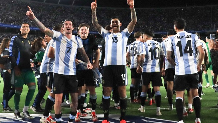 Argentina postoupila na MS, obhájce zesměšnil Brazílii. Vinícius provokoval