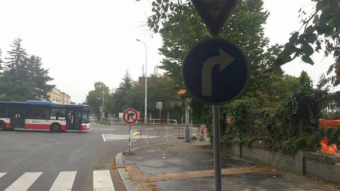Jak projedete tuto křižovatku, aniž byste porušili předpisy?