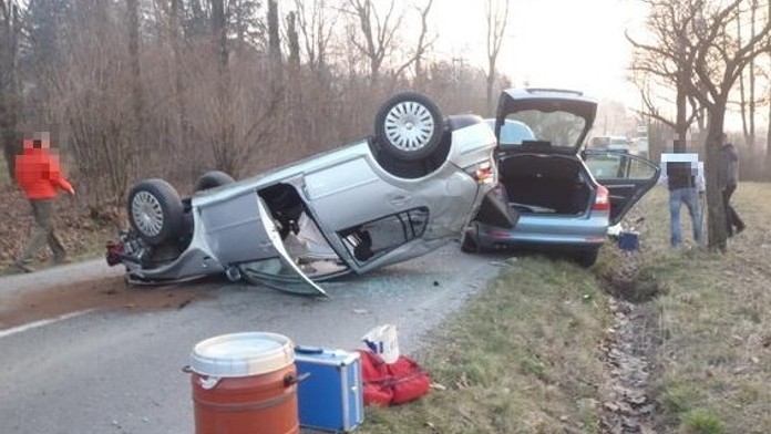 Auto skončilo na střeše, hasiči se museli k osobám uvnitř prostříhat