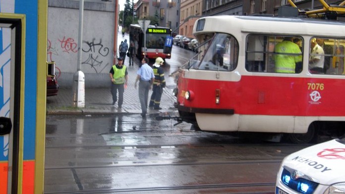 Auto se srazilo v Jablonci nad Nisou s tramvají, jeden zraněný
