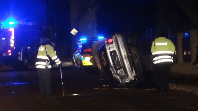 Převrácené auto přimáčklo šoférovi hlavu, neměl šanci