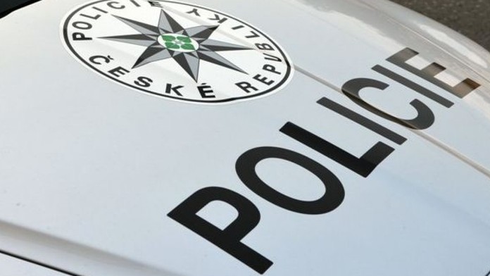 Agresor údajně zaútočil na řidiče v autě. Ten ho poté dvakrát přejel