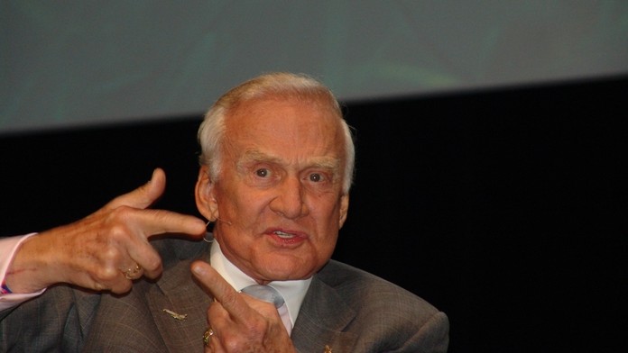 Dobyvatel Měsíce Buzz Aldrin by chtěl do rakety videa