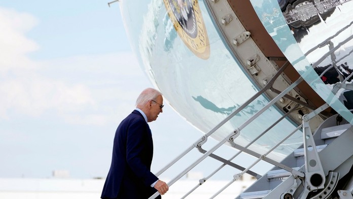 Další potíž před volbami. Biden má covid, přerušil kampaň a je v izolaci