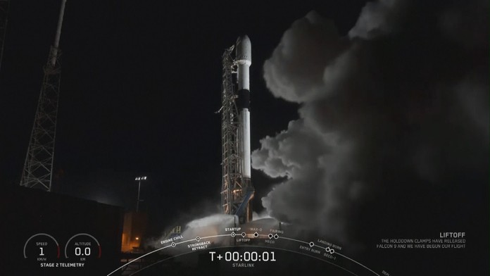Falcon 9 opět ve vzduchu! Sedmý let dodal na oběžnou dráhu 60 satelitů