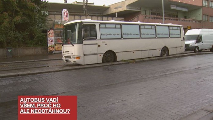 KAUZA BUS: Našli jsme místo v Praze, kde zaparkujete zadarmo! Auto pohlídají policisté!