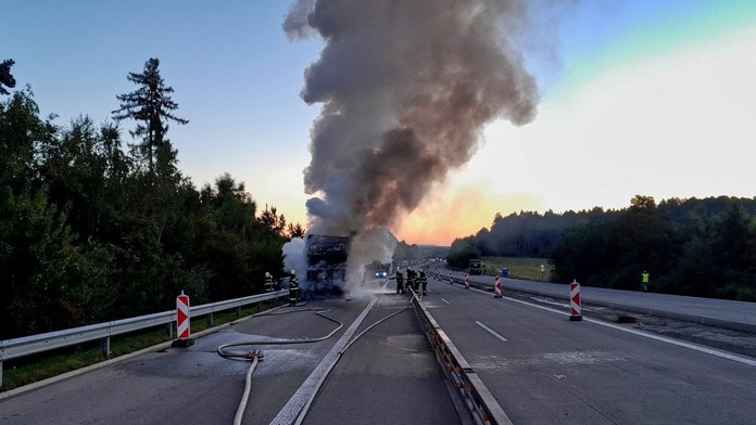 Požár kamionu na dálnici D5
