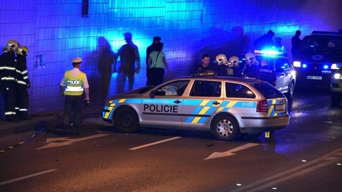 Policista zastavil motorkáře autem a čeká ho soud. Kolegové se bouří