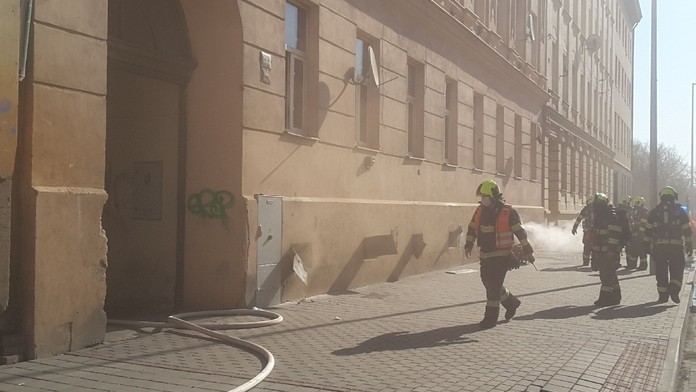 V Brně hořel sklep domu, hasiči museli evakuovat 16 lidí