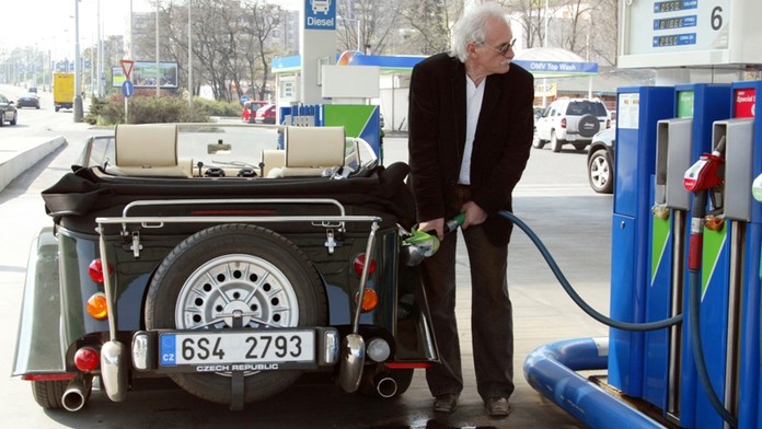 VELKÝ PŘEHLED nejlevnějších a nejdražších benzinek: Natural za 40,70 i 34,50 Kč. Kde?