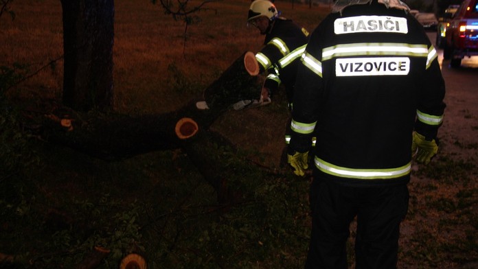 Tři hasiče při práci trefil blesk! Bouřky hrozí v celém Česku!
