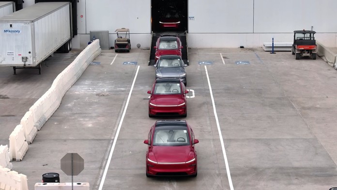 Rozpačitý start robotických taxíků Tesly. Už po pár dnech se kupí selhání