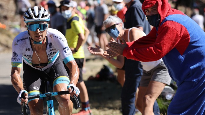 Únik a životní triumf pro kazašského cyklistu, žlutý trikot se neměnil