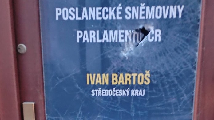 Na kancelář Ivana Bartoše někdo zaútočil sekerou. U dveří ležela černá růže