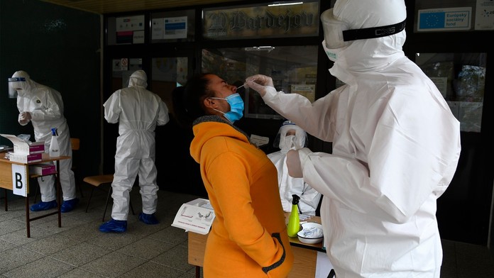 Slováky budou plošně testovat na koronavirus podle abecedy