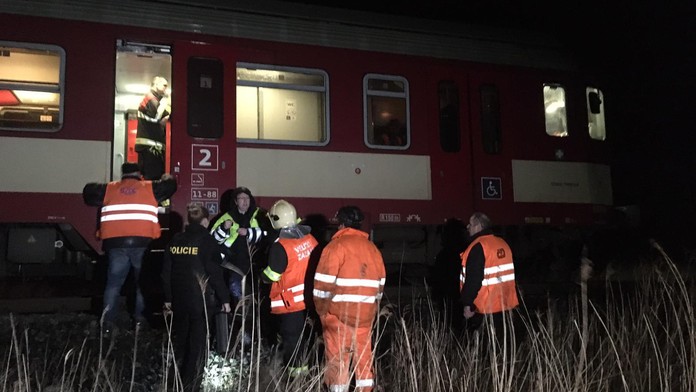 Stavební stroj se u Brna srazil s osobním vlakem, zemřel dělník
