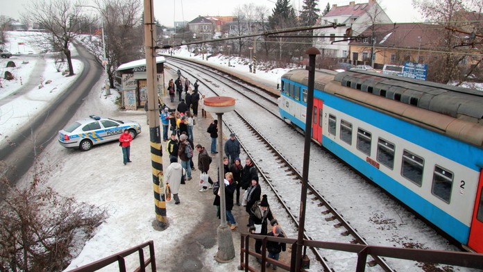 V Pardubicích vlak srazil člověka. Ten zemřel
